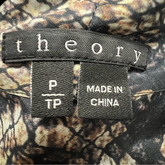 Theory Women’s Arilia Snakeskin Print Sleeveless Silk Blouse Size P (XS) - Picture 5 of 6